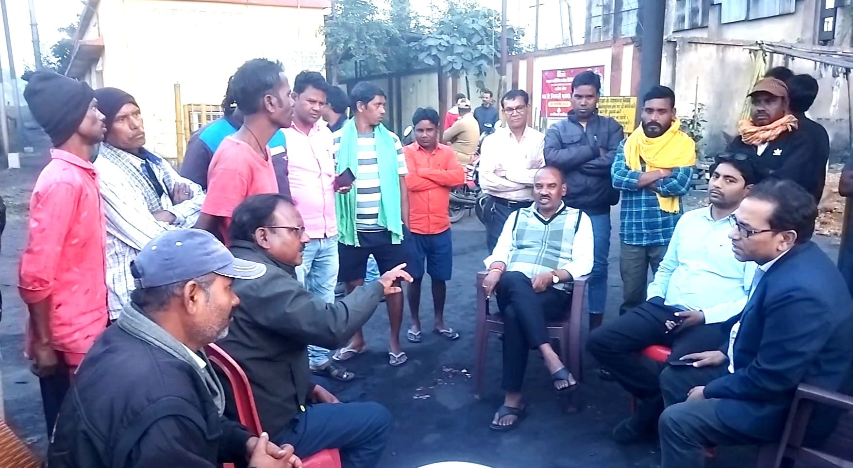 BOKARO NEWS : मैनुअल लोडिंग की मांग को लेकर दूसरे दिन भी जारी रहा आंदोलन