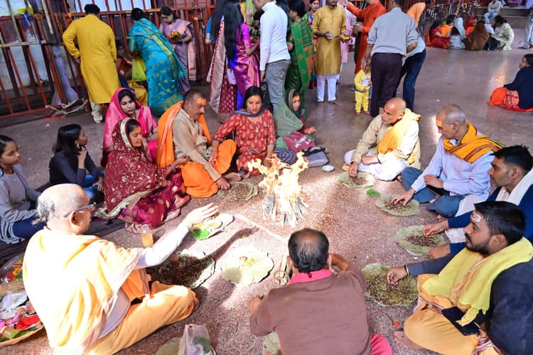 Deoghar News :बाबा मंदिर में भक्तों ने कराये गठबंधन व मुंडन संस्कार