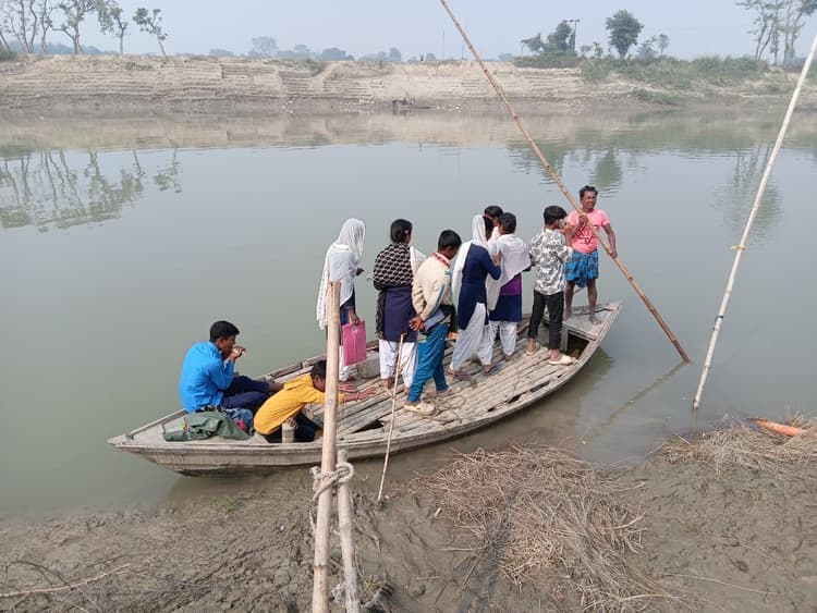 नाव के सहारे नदी पार कर स्कूल जाते हैं सिरसिया के बच्चे