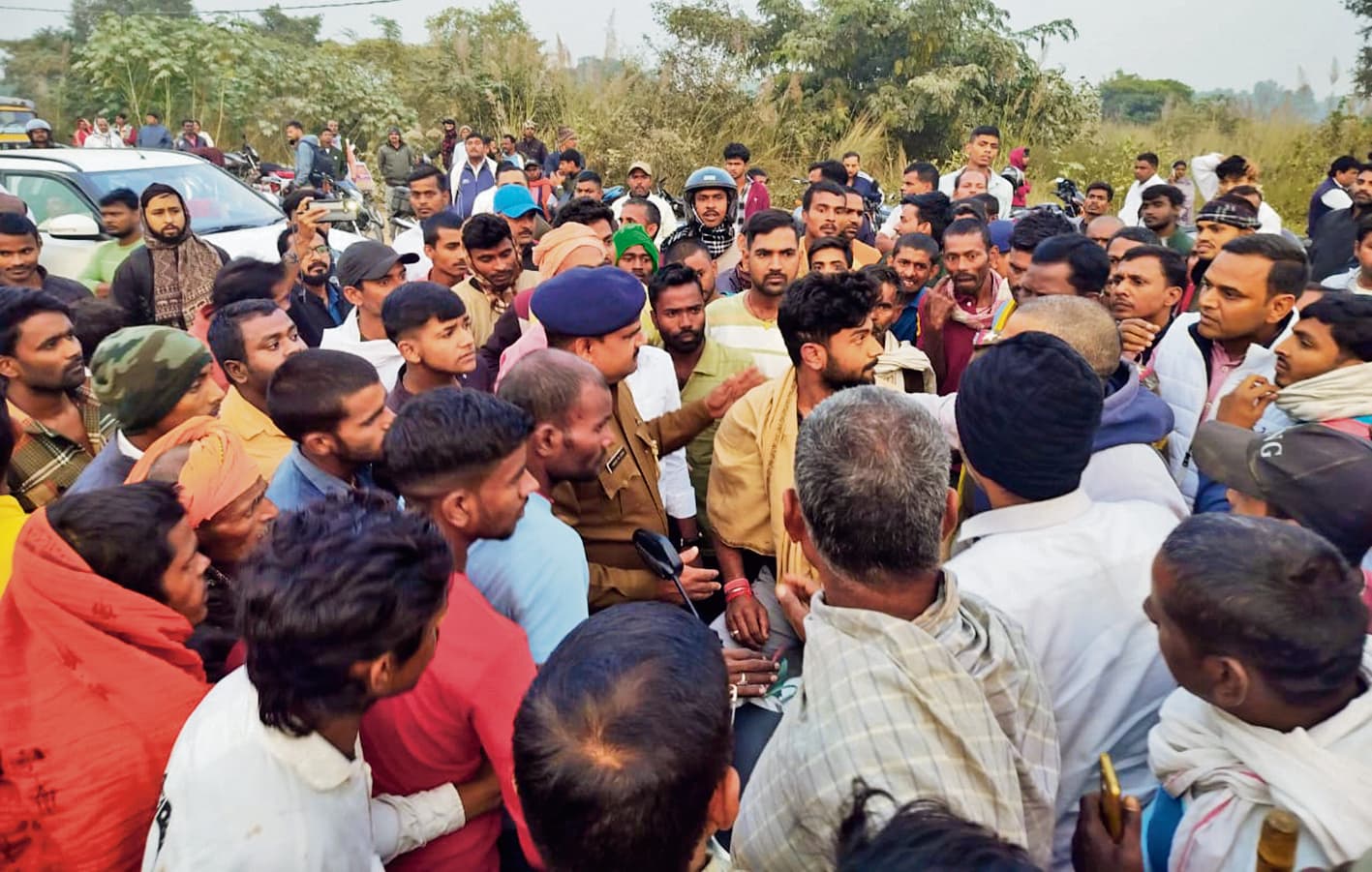 सड़क दुर्घटना में घायल युवक की इलाज के दौरान मौत, हंगामा