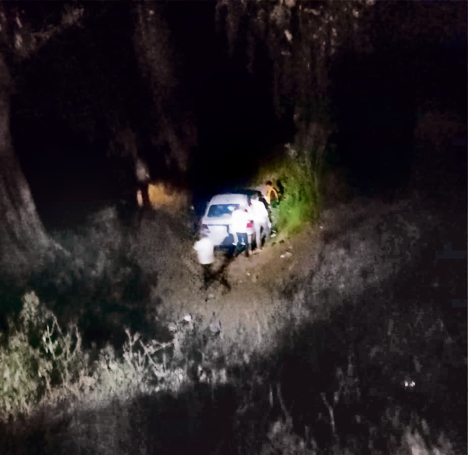 नशे में धुत चालक कार को एलपी चैनल में लेकर कूदा