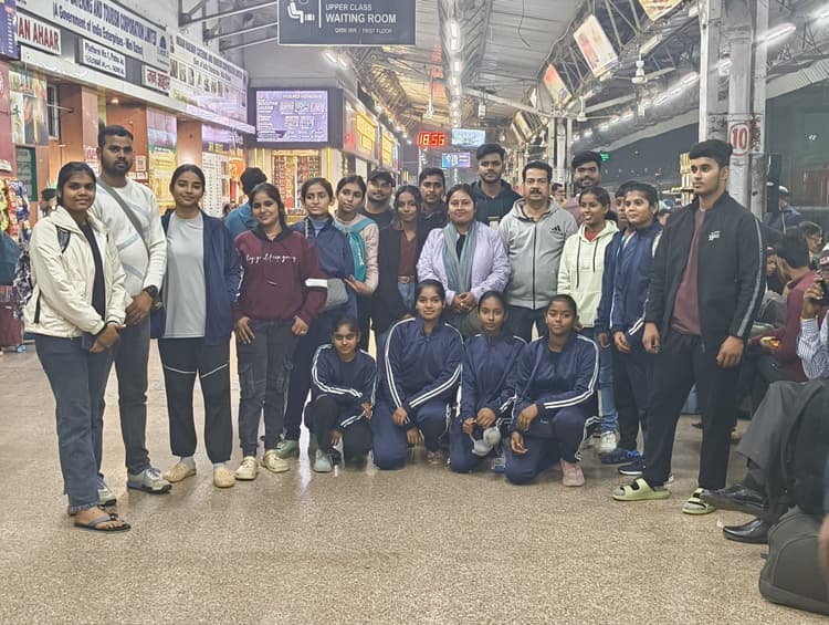 Giridih News :वार्षिक खेलकूद में शामिल होने के लिए दिल्ला रवाना हुए विद्यार्थी