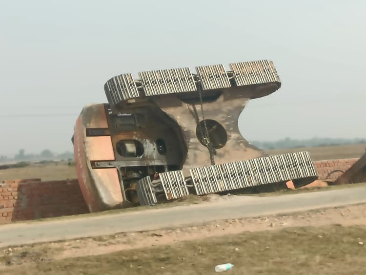 Giridih News: लताकी में अवैध पत्थर खदान में छापेमारी, पोकलेन समेत विस्फोटक जब्त