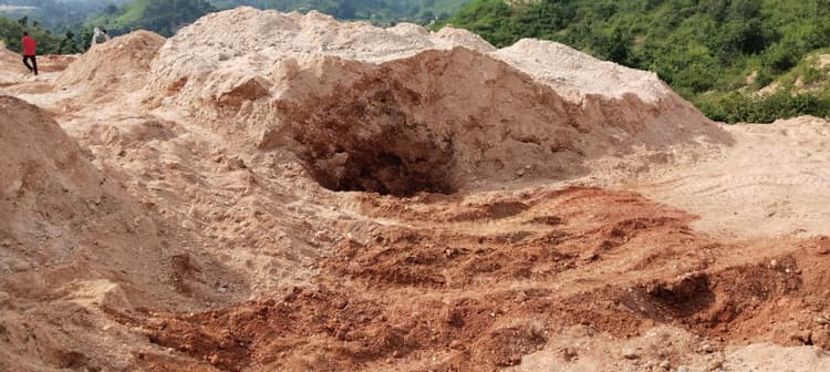 Giridih News: अवैध माइका खदानों में आये दिन होते हैं हादसे, उत्खनन रोकने में विभाग नाकाम