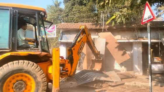 अतिक्रमणकारी दुकानदारों पर चला प्रशासन का बुलडोजर