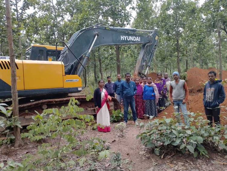 East Singhbhum : चाकुलिया में भूमिगत नहर निर्माण के लिए नियम-कानून ताक पर रखकर साल पेड़ों की कटाई गलत : जमुना टुडू