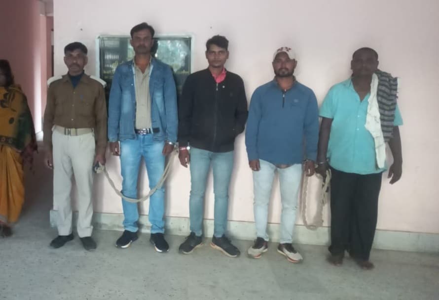 महिला समेत दो तस्कर गिरफ्तार, तीन शराबी भी धराये