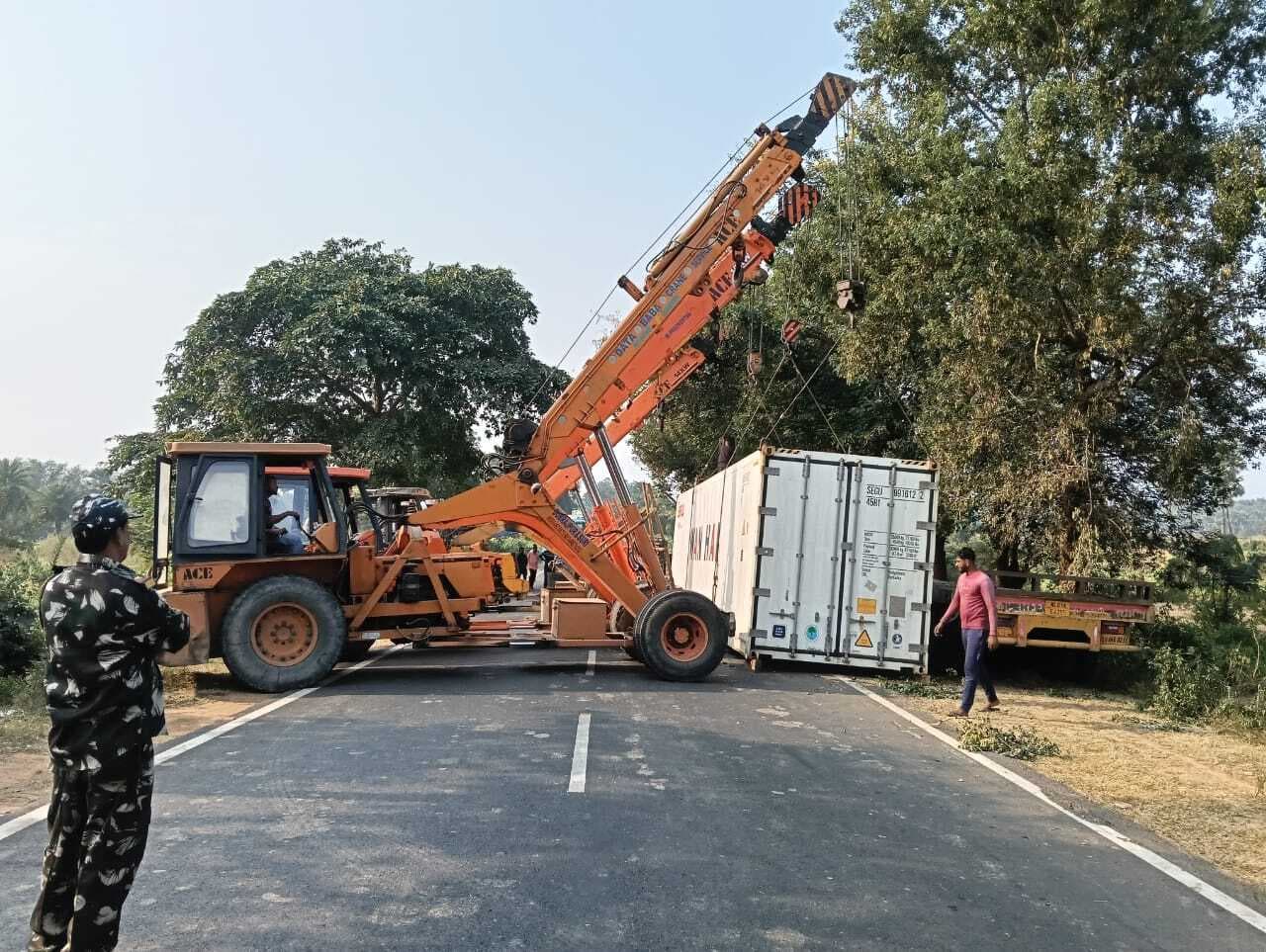 Accident : सड़क किनारे अनियंत्रित होकर कंटेनर पलटा