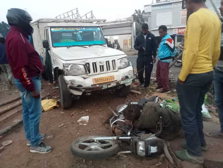 Accident : पिकअप की चपेट में आये बाइक सवार पिता-पुत्र, हालत गंभीर