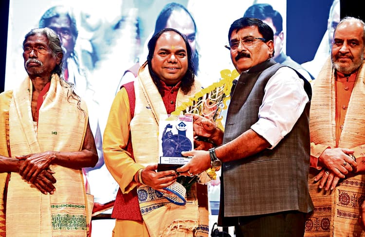 Rourkela News: हास्य, व्यंग्य और गंभीर मुद्दों की कविताओं के अद्भुत मेल से शहरवासी हुए मंत्रमुग्ध