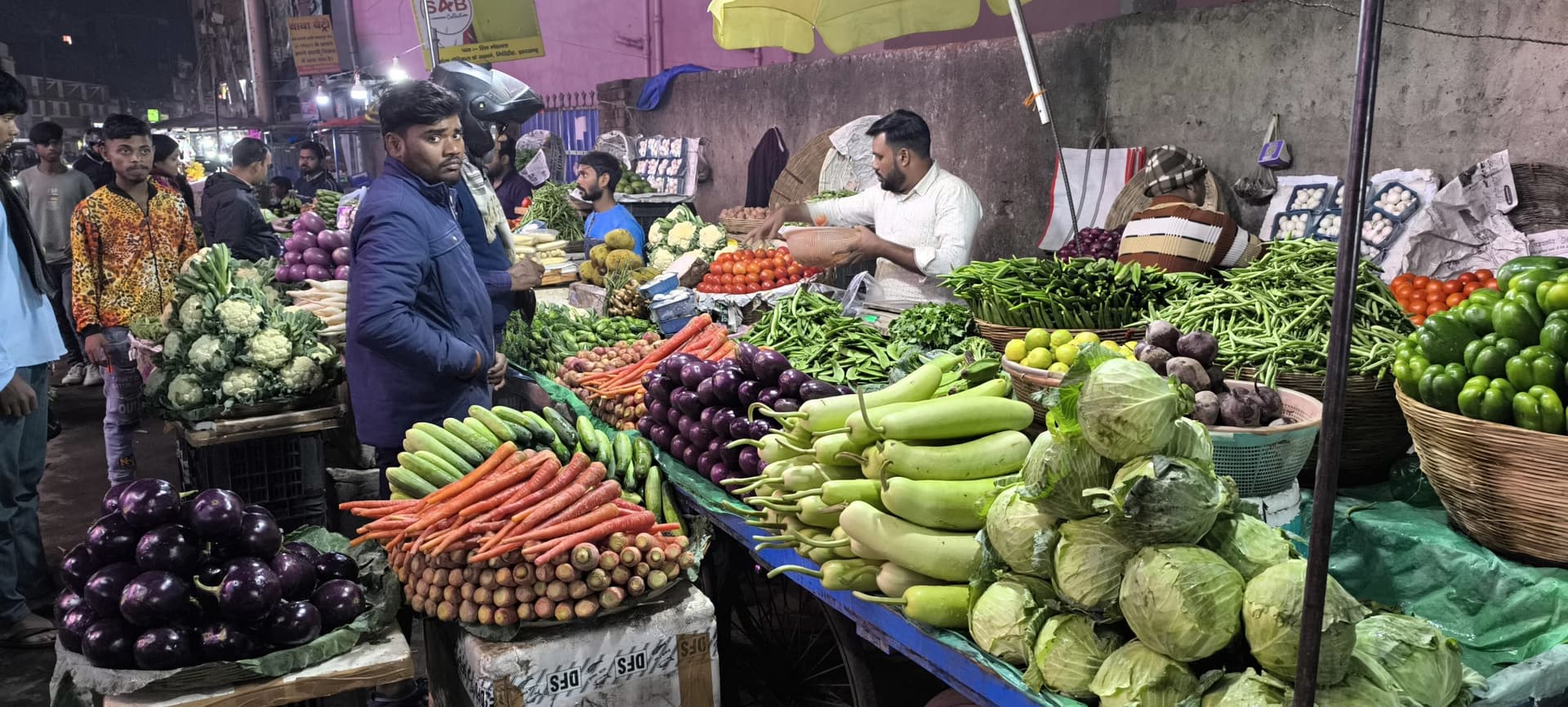 Giridih News: ठंड के आने के साथ ही हरी सब्जियों से सजने लगा बाजार, दाम गिरा
