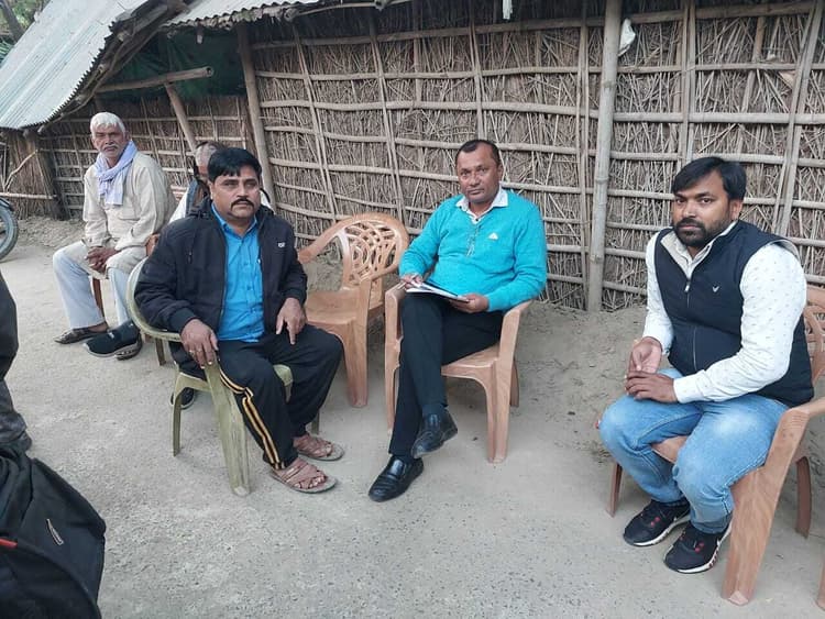 Bhagalpur news कूड़ेदान में मिले आधार कार्ड, जांच करने पहुंचे डाक विभाग के अधिकारी