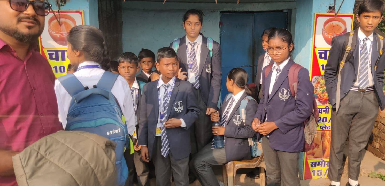 Dhanbad news : एनएच पर स्कूली बस को ट्रेलर ने मारा धक्का, चीख-पुकार के बाद मची अफरातफरी