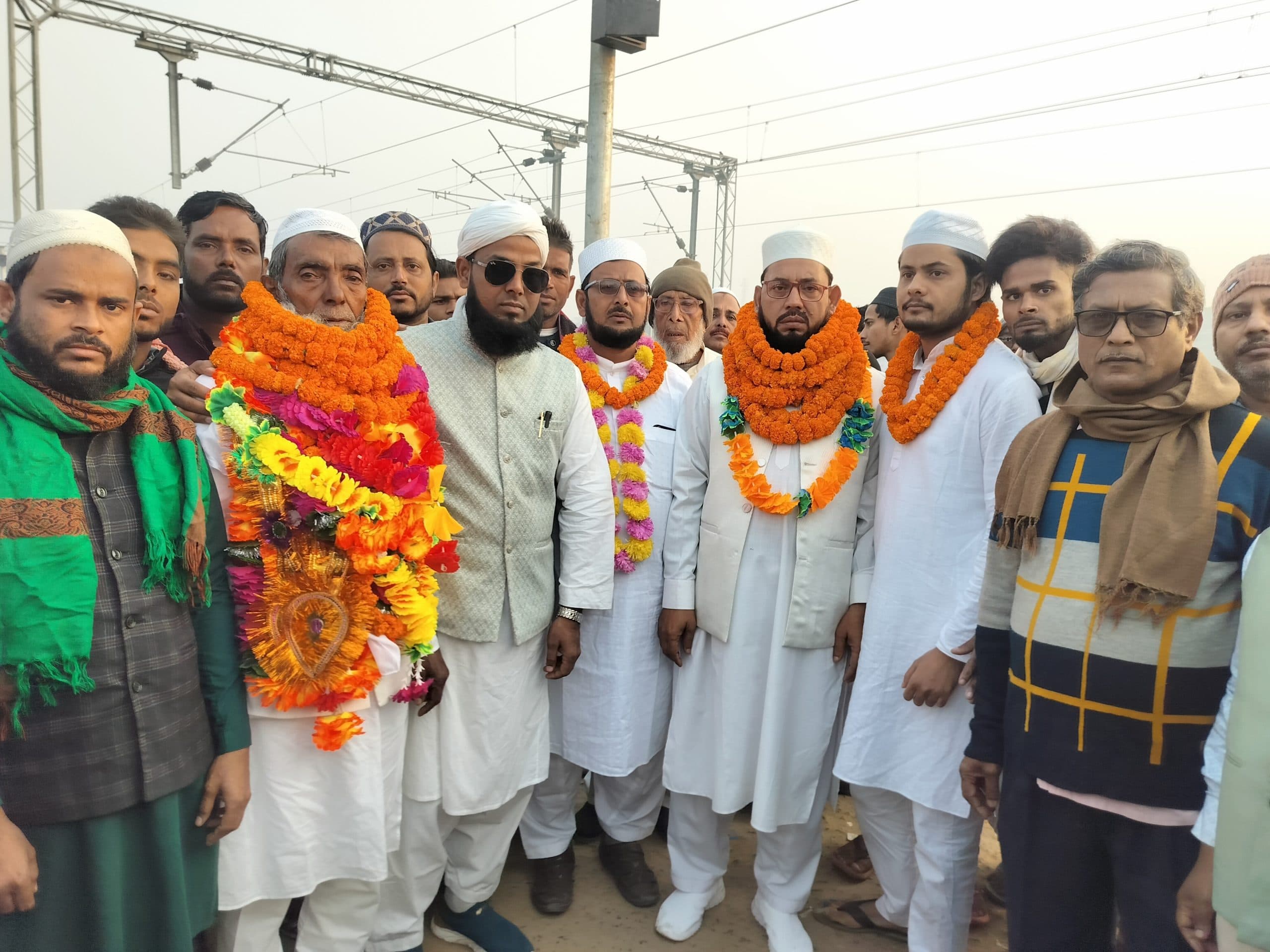 आधा दर्जन यात्रियों का जत्था पवित्र सफर उमराह के लिए रवाना