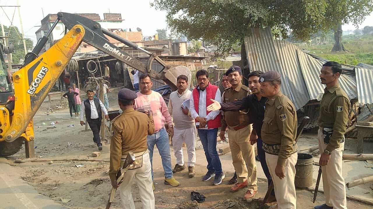 चूनापुर रोड के किनारे लगे अवैध दुकानों को निगम ने हटाया