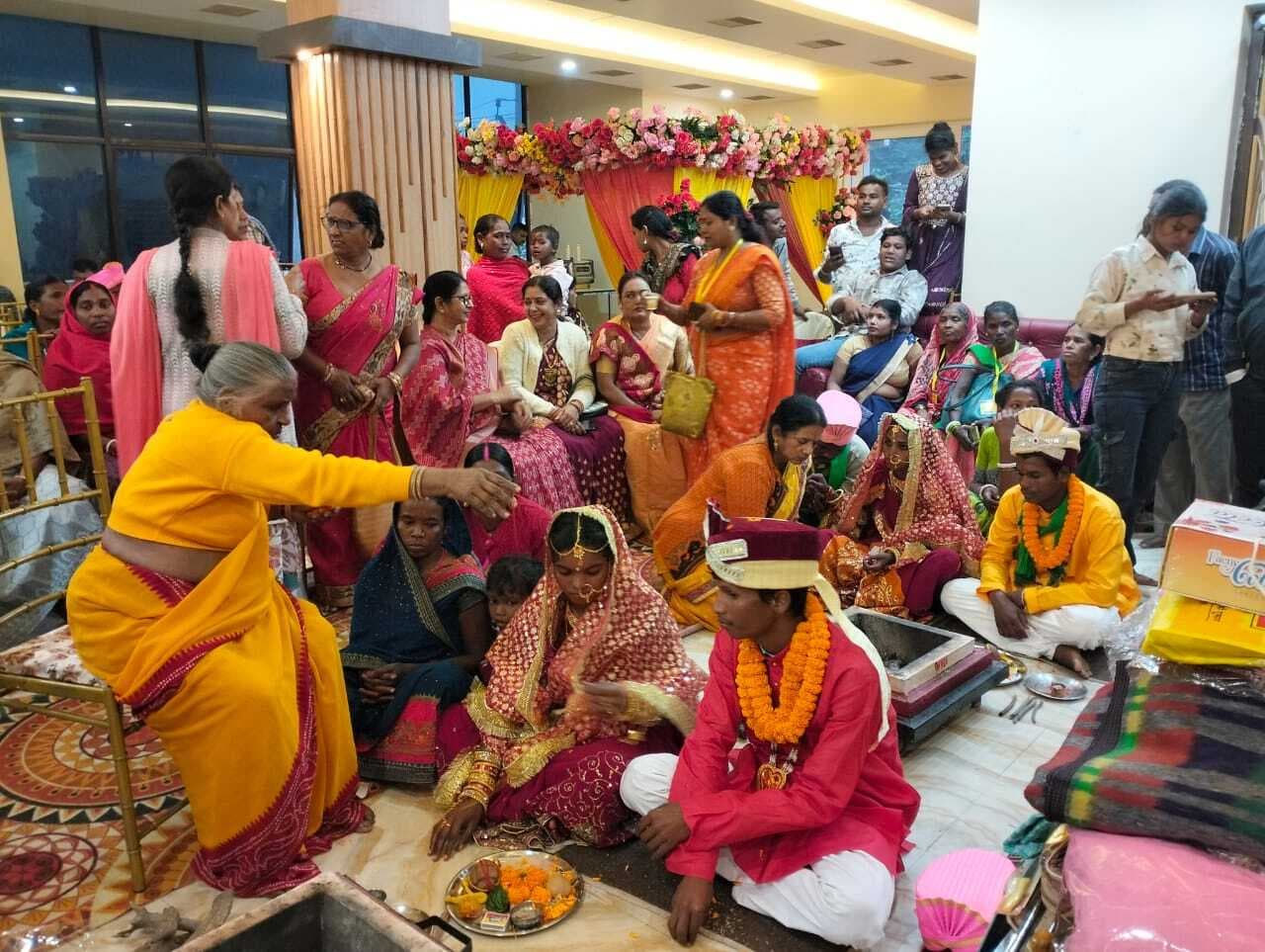 आतिशबाजी व गाजे-बाजे के साथ निकली बारात, पांच निःशक्त जोड़ा परिणय सूत्र बंधे