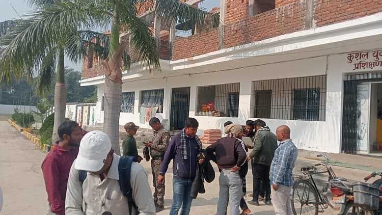 फाइनेंस कंपनी के दफ्तर में हथियार के बल 3.80 लाख की लूट