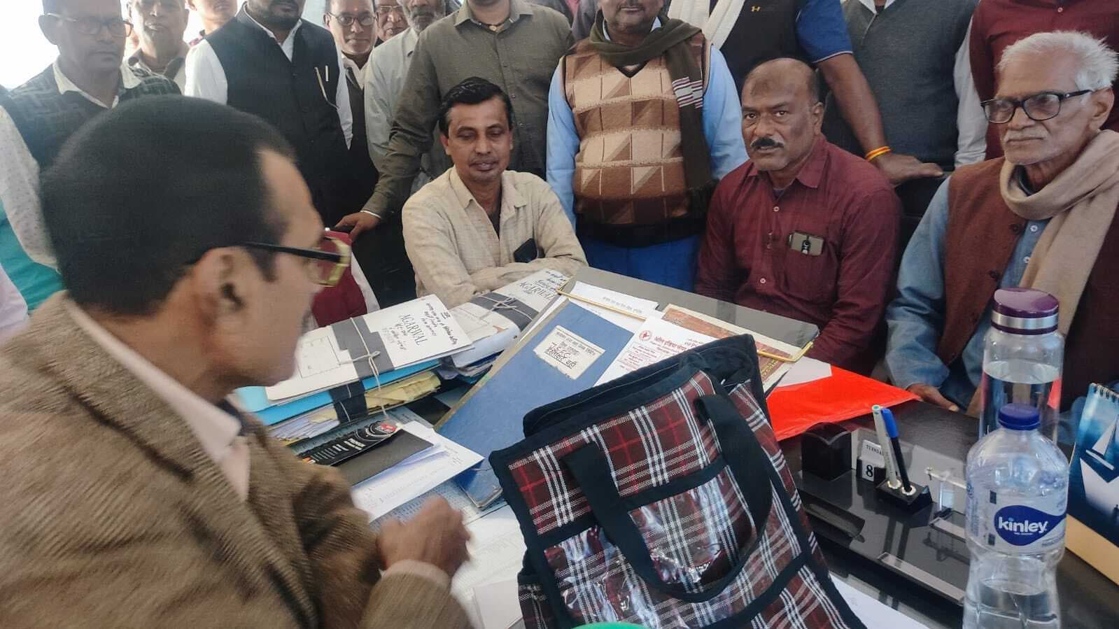 डीलरों ने लंबित मांगों को पूरा करने लेकर डीएसओ को सौंपा ज्ञापन