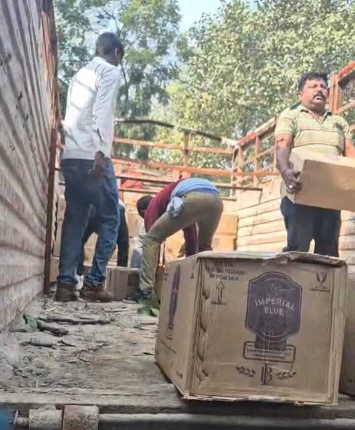 बांस लदे ट्रक से 1952 लीटर शराब जब्त, चालक गिरफ्तार