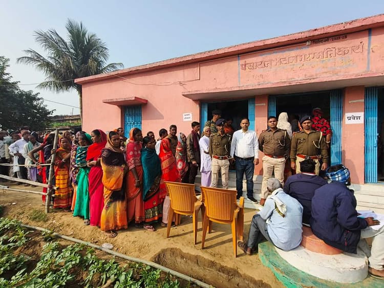 मतपेटियों में बंद हुई 11 पैक्सों के प्रत्याशियों की किस्मत