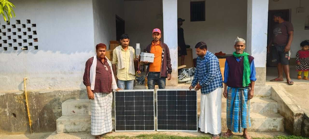 वासुदेवपुर व बौरना में लगाया गया सोलर स्ट्रीट लाइट