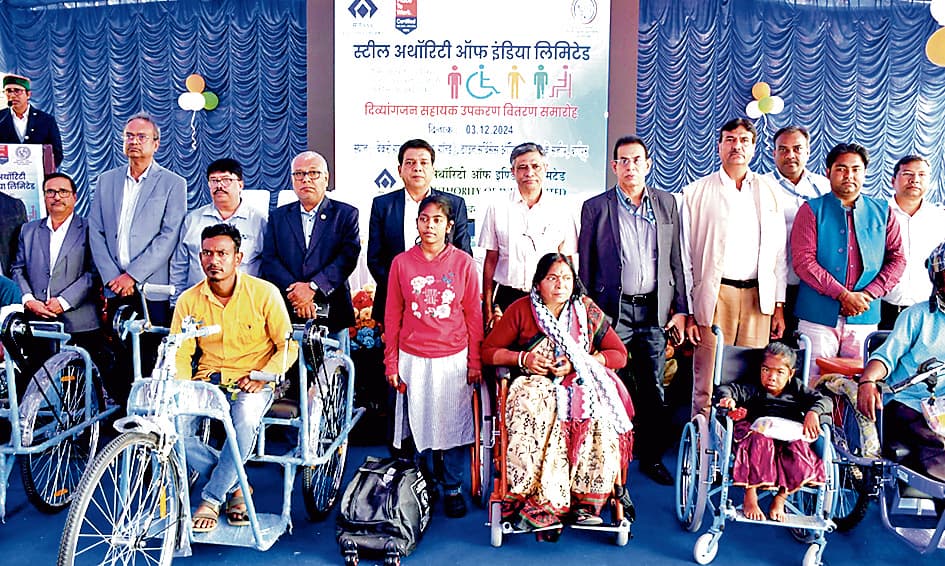 दिव्यांगजनों व वरिष्ठ नागरिकों को दिये सहायक उपकरण