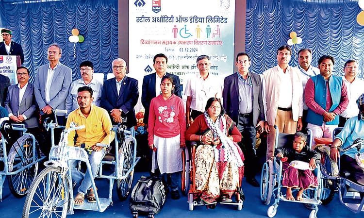दिव्यांगजनों व वरिष्ठ नागरिकों को दिये सहायक उपकरण