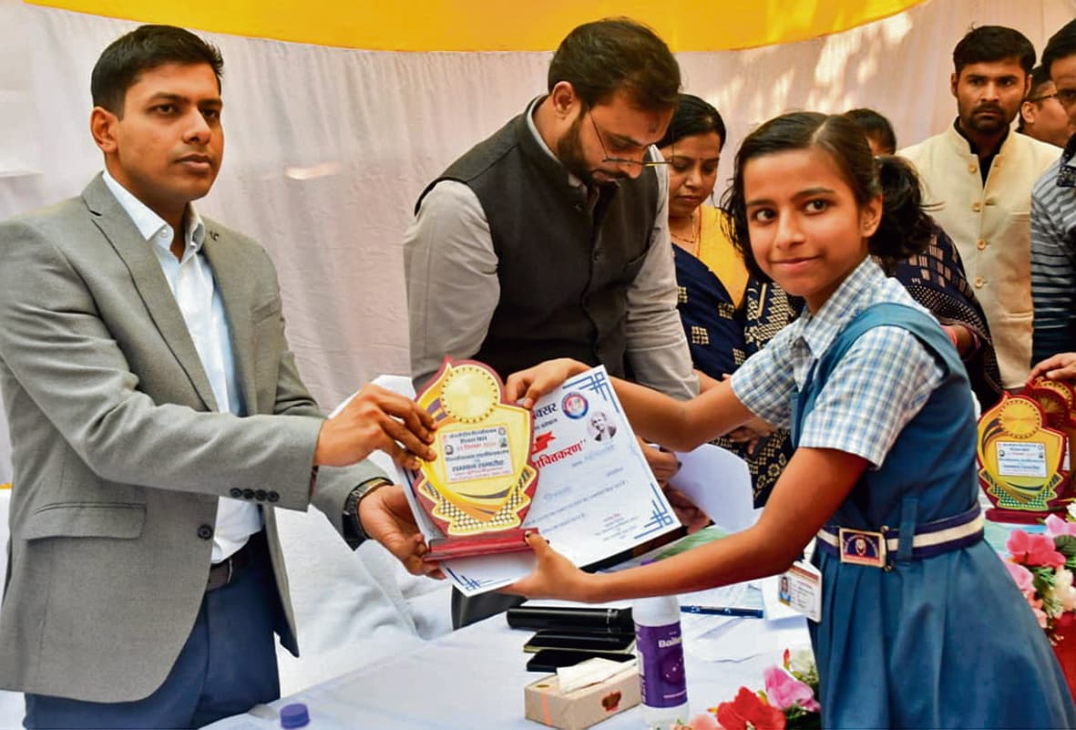 Buxar News : बच्चों को पुरस्कार देकर डीएम ने बढ़ाया हौसला