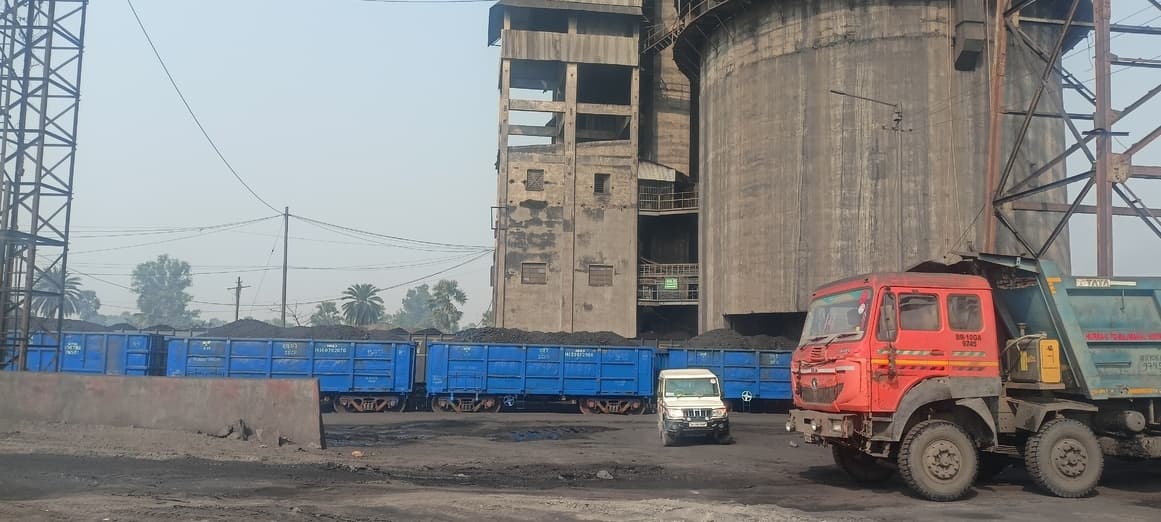 एमजीआर रेलवे लाइन बाधित होने से करोड़ों का नुकसान