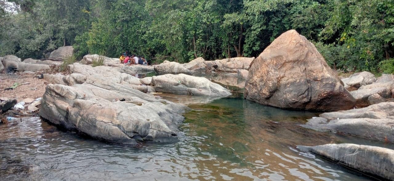 Giridih News: सैलानियों को लुभा रहीं राजधनवार की हसीं वादियां