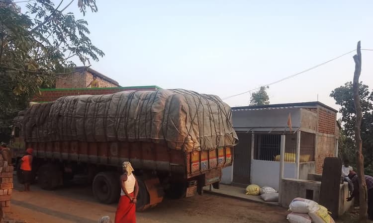 BOKARO NEWS : डुमरी विधायक पर पकड़े गये धान लदे ट्रक को छोड़वाने का आरोप, इनकार