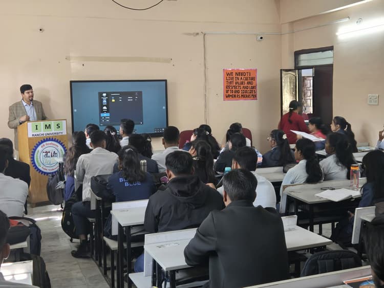 Education News : विचारों को हकीकत में बदलने के लिए साहस व मेहनत जरूरी : शाह