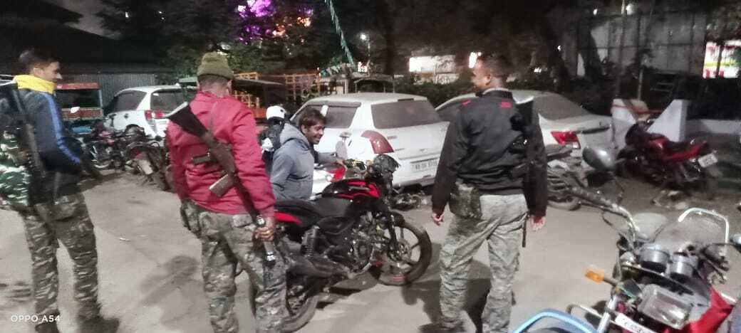 तेज रफ्तार बाइक सवार ने कार में मारी टक्कर, दुर्घटना में बाइक व कार सवार जख्मी