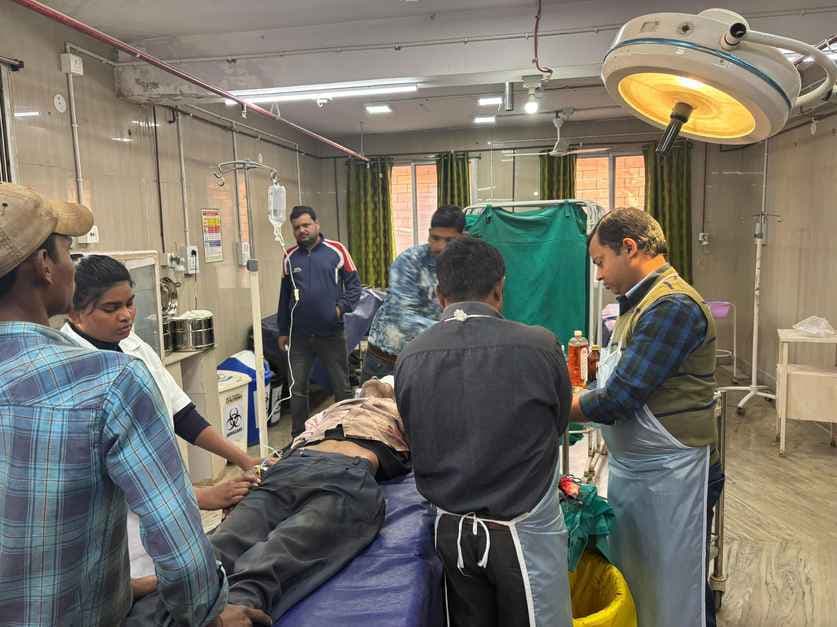 ह्यूम पाइप फैक्ट्री में काम करने के दौरान मजदूर का बायां हाथ कटा, रेफर