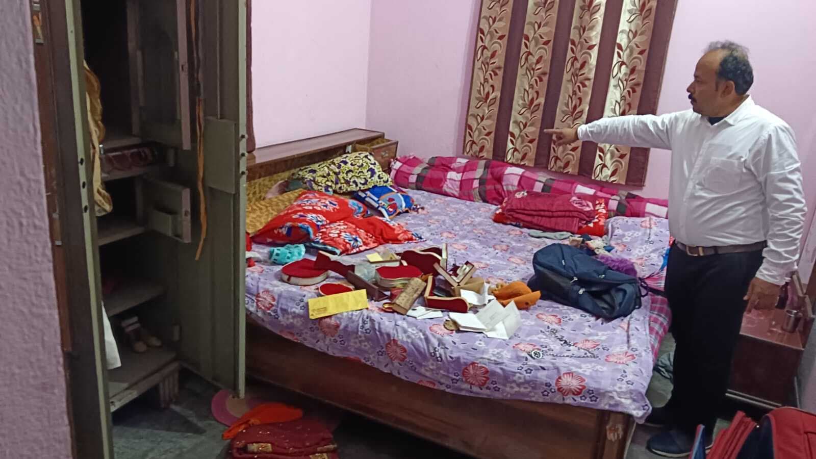 रिटायर्ड रेलकर्मी गये शादी में, चोरों ने उड़ाये नकद समेत 60 लाख के जेवर