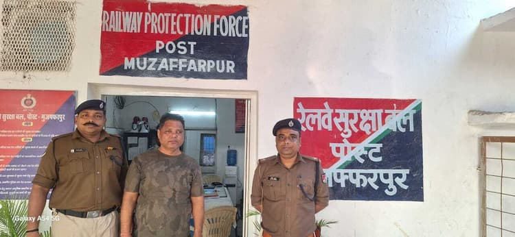 सप्तक्रांति ट्रेन में नशे की हालत में स्टाफ ने यात्री से किया दुर्व्यवहार, गिरफ्तार