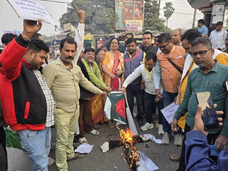 बंगलादेश में हिंदुओं के विरुद्ध हो रहे अत्याचार के विरोध में किया प्रदर्शन, फूंका पुतला