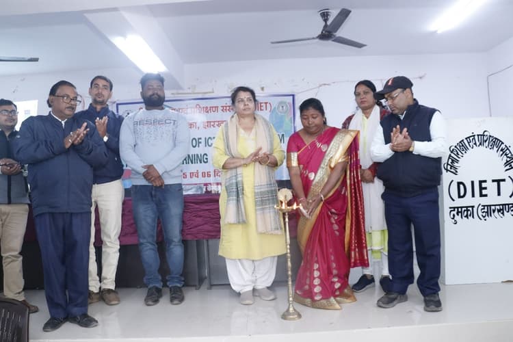 शिक्षकों को दी गयी आइसीटी लैब के उपयोग की जानकारी