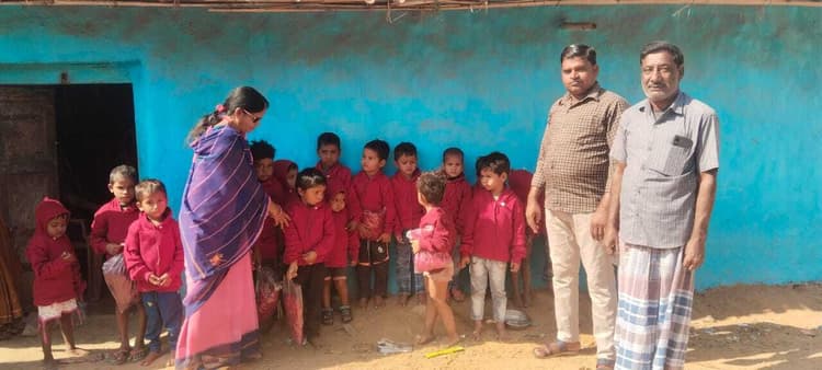 आंगनबाड़ी केंद्र कोरीडीह-टू में बच्चों के बीच बंटा स्वेटर