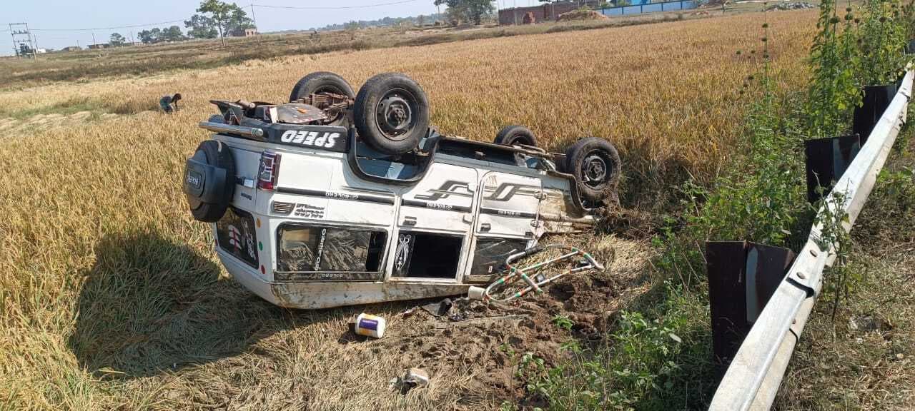 Deoghar news : तेज रफ्तार वाहन धान की खेत में पलटा, शादी समारोह से लौट रहे सवारियों को लगी हल्की चोट
