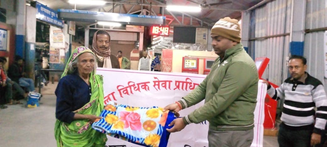 डालसा ने बुजुर्गों के बीच कंबल का किया वितरण