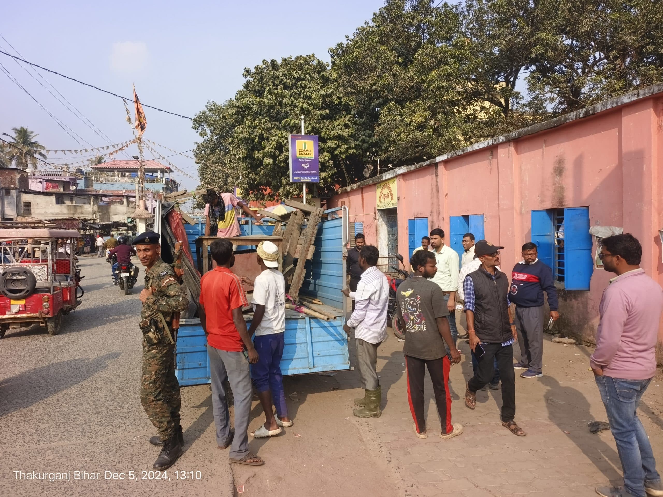 ठाकुरगंज शहर में नपं ने चलाया अतिक्रमण अभियान