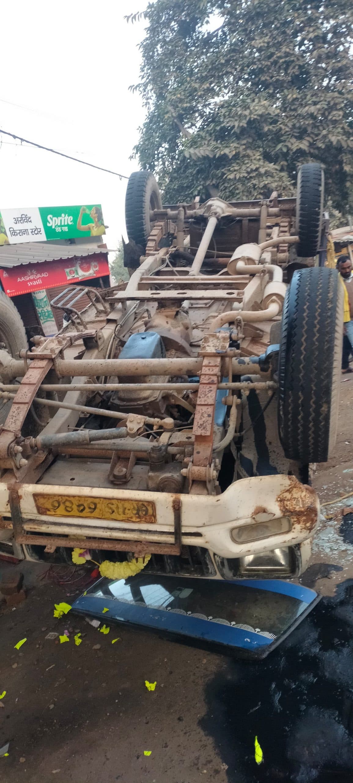 डीजे लदा पिकअप पलटा, तीन मासूम सहित आधा दर्जन घायल, भर्ती