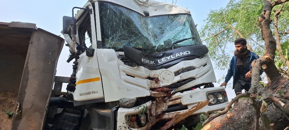 Katihar news : असंतुलित ट्रक पेड़ से टकराकर फूस के घर पलटा, कोई हताहत नहीं