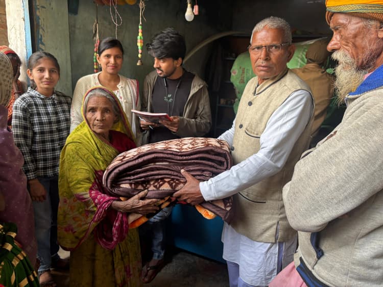 जरूरतमदों के बीच कंबल का किया गया वितरण