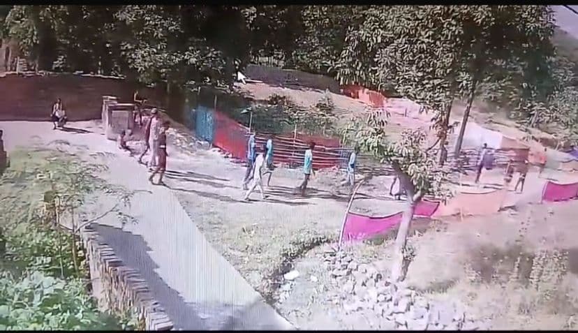 Giridih News :मारपीट में पिता-पुत्र घायल, सीसीटीवी में कैद हुई घटना