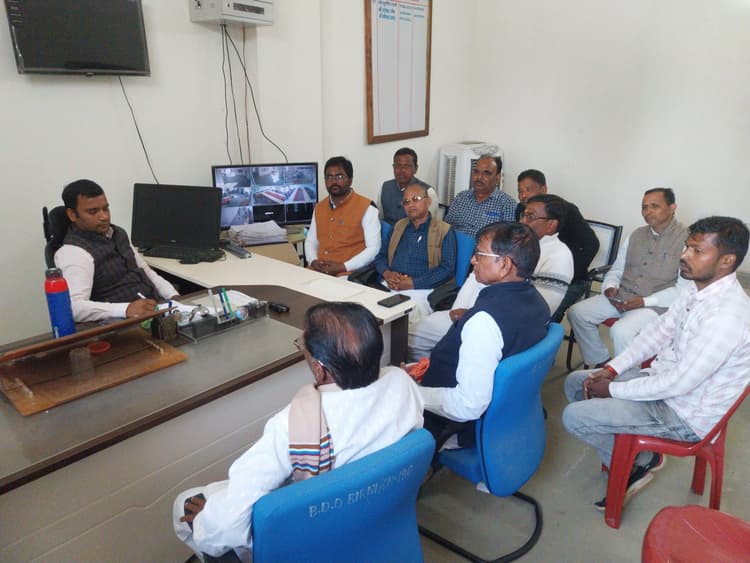 Giridih News :अंगूठा लगवाकर अनाज नहीं देने की शिकायत