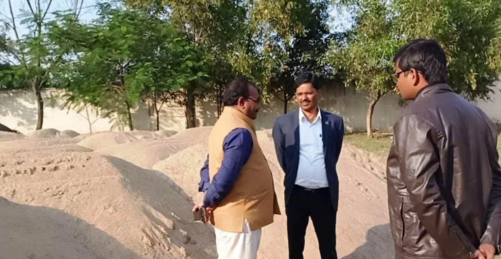 Bokaro News : बीएड कॉलेज कैंपस से छह हजार सीएफटी बालू जब्त