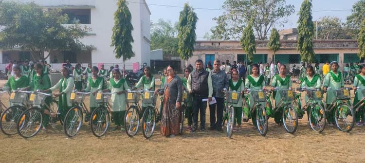 आठवीं की 89 छात्राओं के बीच साइकिलें वितरित