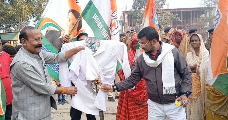 रेल मंत्री का पुतला दहन कर अधीक्षक को सौंपा तीन सूत्री मांगों का ज्ञापन